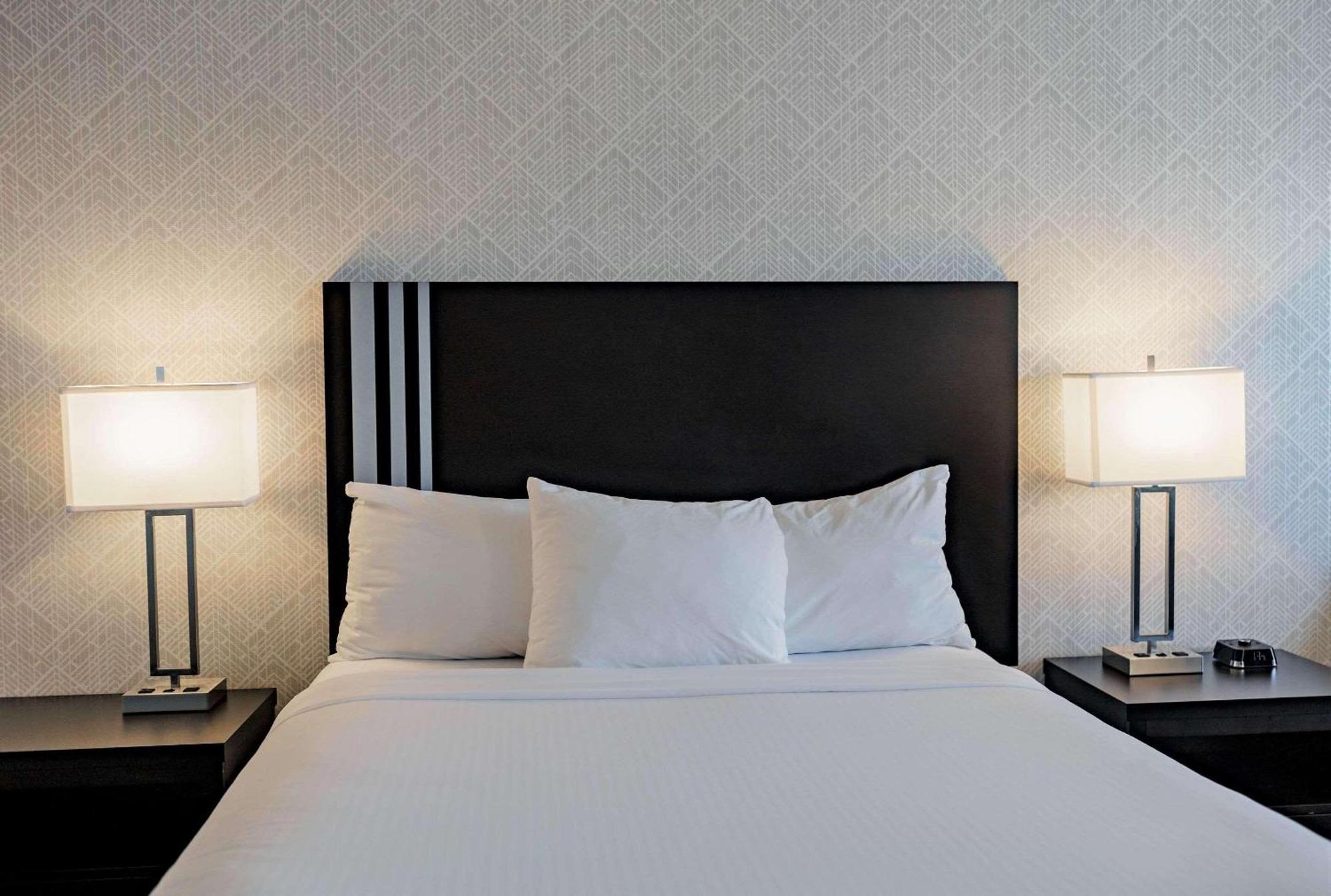 Park Inn By Radisson Edmonton Airport Ледюк Екстериор снимка